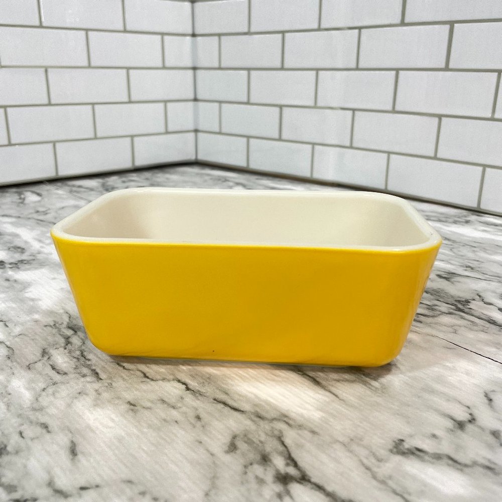 Vintage Pyrex Yellow Daisy 1 1/2 Pt Fridgie 0502 Refrigerator Dish